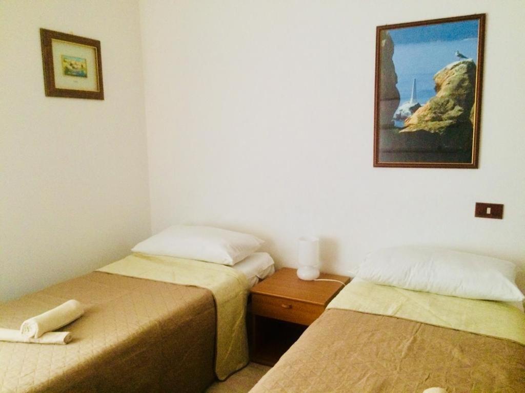A Due Passi Hotel La Maddalena  Buitenkant foto